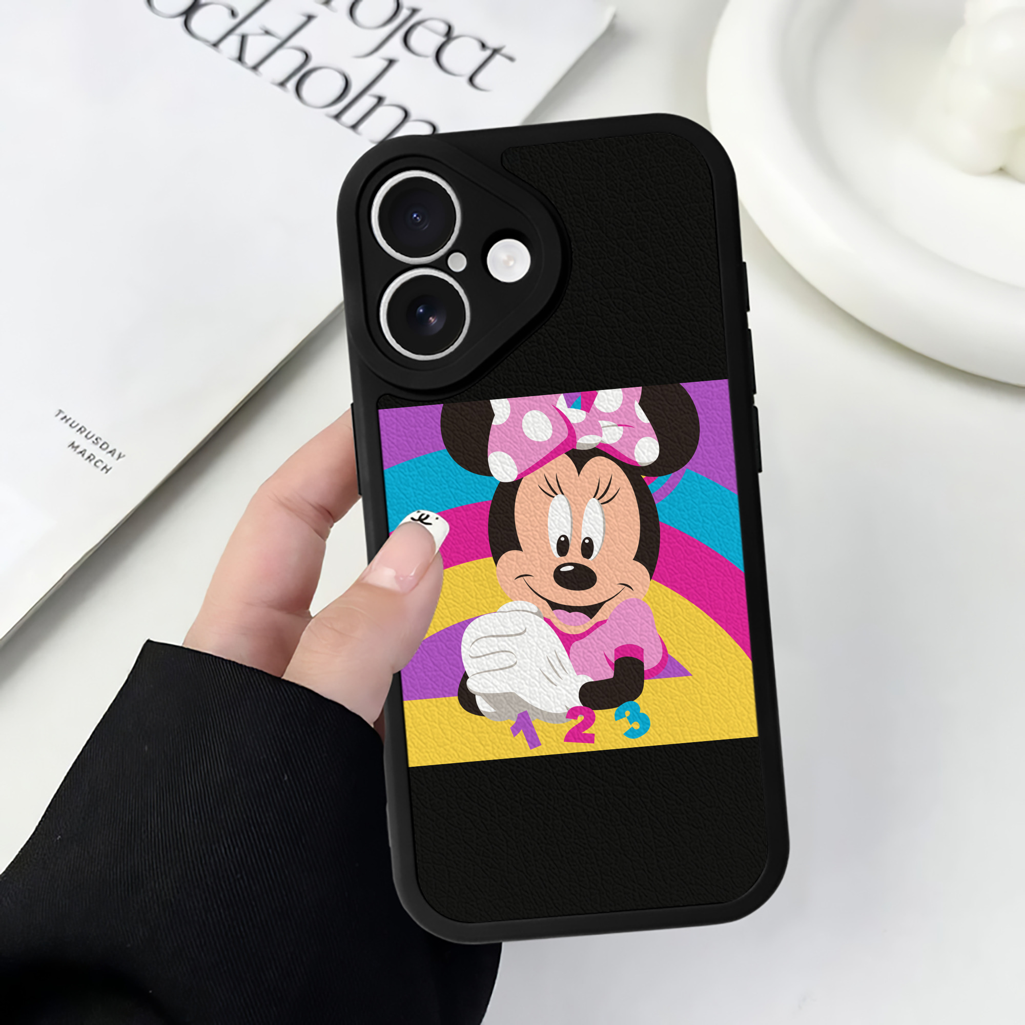 （画像用） ミッキーマウス Mickey Mouse 【iPhone 16シリーズ対応】シリコンスマホケース（レザー調） 材質：シリコン